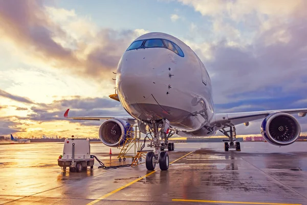 Vista Avión Estacionado Aeropuerto Durante Atardecer Brillo Luz Brillante Nubes — Foto de Stock