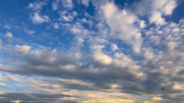 Akşam Stratocumulus bulutları güneş tarafından aydınlatılıyor, gökyüzü görüntüsü hızlandırılmış zaman dilimi