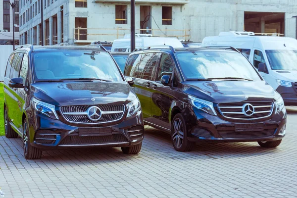 Siyah Mercedes Benz Sınıfı Otoparkta Öndeki Minivan Rusya Saint Petersburg — Stok fotoğraf