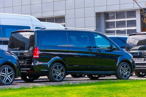 Czarny Mercedes Benz Klasy Widok Boku Minivan Parkingu Rosja Sankt — Zdjęcie stockowe