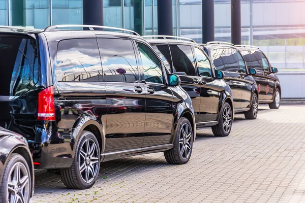 Siyah Mercedes-Benz V sınıfı, arka taraftaki sıra minivan bir otoparkta. Rusya, Saint-Petersburg. 13 Mayıs 2020
