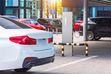 Otoparkın yakınındaki elektrikli araba aküsünün şarjı bitiyor. Gaz Elektrik İstasyonu
