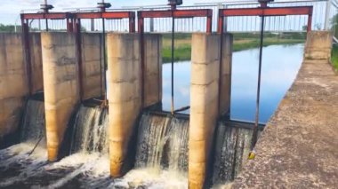 Küçük bir nehirde yoğun, baraj kapaklarını görüyor. Geçerli gürültülü nehir