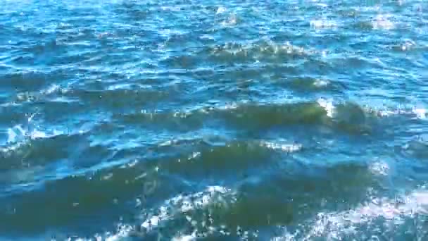 Kleine Wellen Mit Starkem Meer Auf Der Wasseroberfläche Der Bucht — Stockvideo