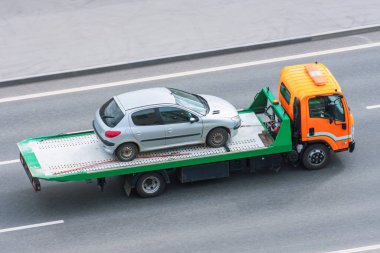 Bir kazada yolcu vagonu bir tahliye kamyonuna yüklendi ve yol boyunca gidip otoyola döndü.