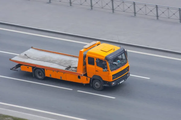 Leerer Abschleppwagen Fährt Auf Der Autobahn — Stockfoto