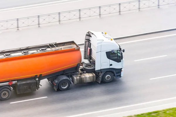 Zware Vrachtwagen Met Een Tank Voor Brandbare Vloeistoffen Rijdt Weg — Stockfoto