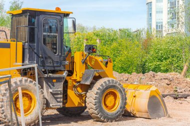 Kovalı sarı buldozer, ağır ekipman makinesi.