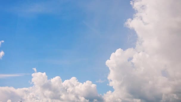 Des nuages cumulus puissants viennent de la partie ouest et des nuages orageux, le temps passe 