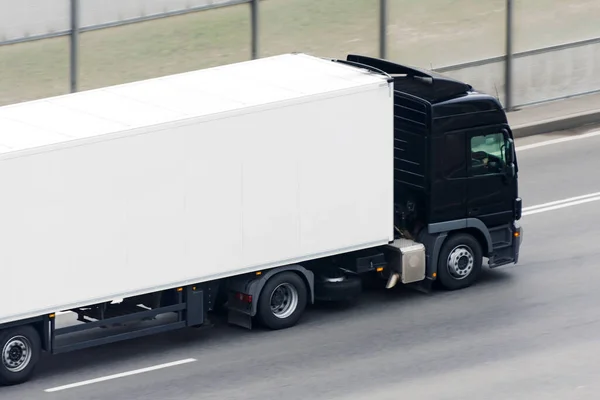 Ciężarówka Czarną Kabiną Białą Kabiną Przyczepy Jazdy Autostradzie — Zdjęcie stockowe