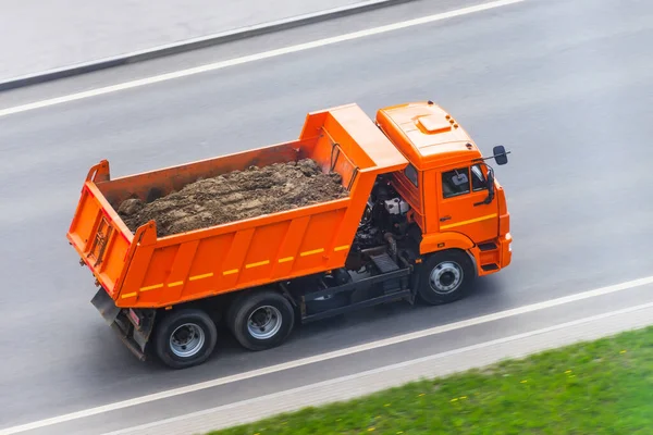Orange Truck Dump Met Een Lading Grond Het Lichaam Rijdt — Stockfoto