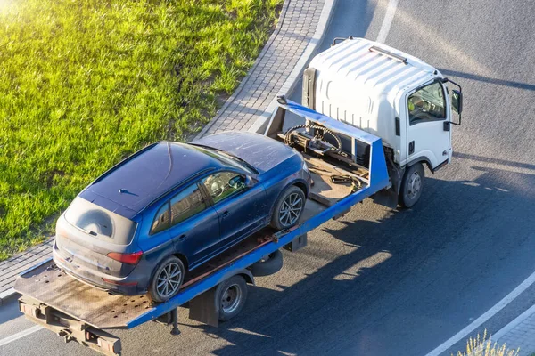 Passagiersauto Evacuatie Voor Illegaal Parkeren Geladen Een Evacuatie Vrachtwagen Rijdt — Stockfoto