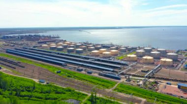 Deniz kıyısındaki büyük kargo merkezinin panoramik hava görüntüsü. Yanıcı sıvıların depolanması için tanklar