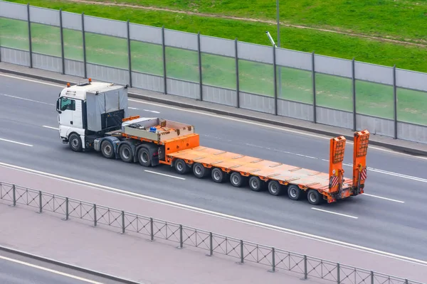 Truck Trailer Empty Orange Long Platform Rides City Highway — Stock Photo, Image