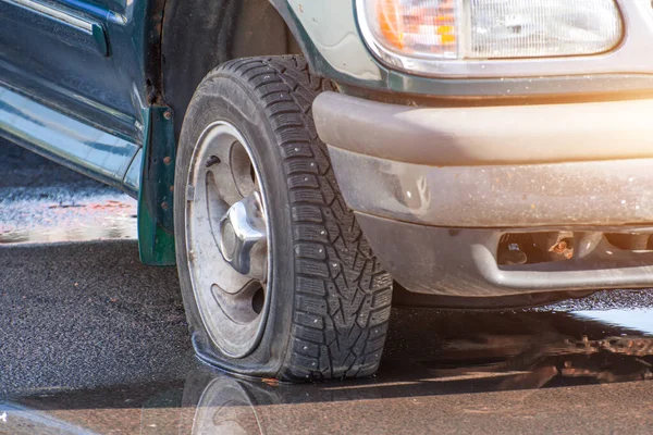 Lekke Band Voorband Een Suv — Stockfoto