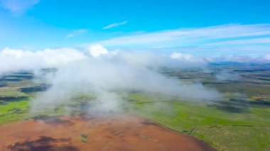 Bulutların arasında uçmak ve doğal alan üzerindeki tarlalara ve ormanlara yavaşça düşmek.