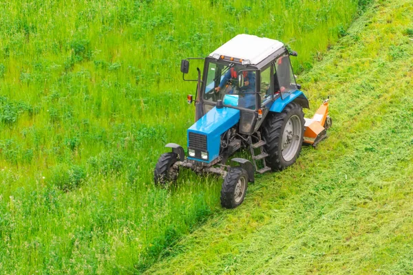 Tractor Maakt Gebruik Van Getrokken Grasmaaier Gras Maaien Gazons Stad — Stockfoto