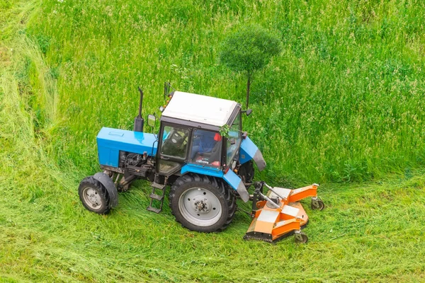 Tractor Maakt Gebruik Van Getrokken Grasmaaier Gras Maaien Gazons Stad — Stockfoto