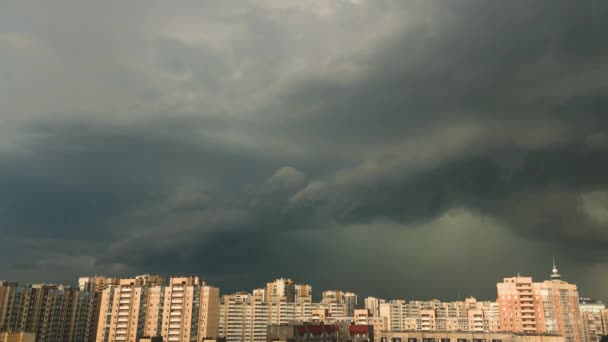 Poderosas Nuvens Trovoada Cumulonimbus Agitação Sobre Cidade Com Casas Vários — Vídeo de Stock