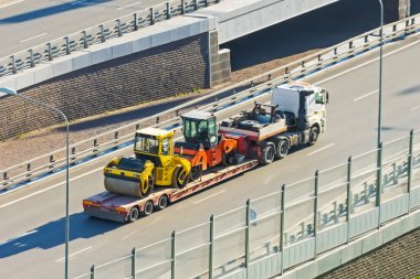İki kaldırım silindirinden oluşan bir karavan platformunda vagon.