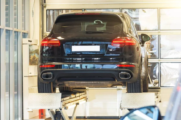 Carro Elevador Alinhamento Rodas Serviço Automóvel Uma Garagem Moderna Diagnóstico — Fotografia de Stock