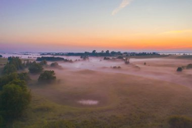 Akşam sisli manzarası. Göl vadisinde yağmur üstüne yağmur ve çayırların ve ormanların arasında bataklık.
