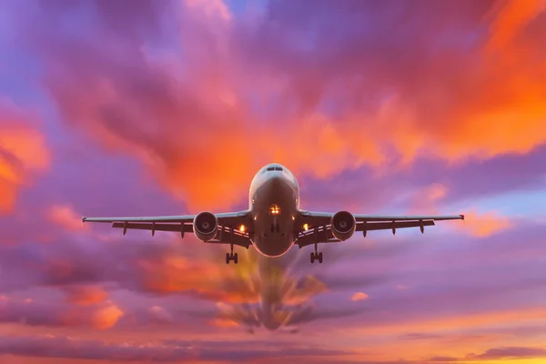 Večerní Krásné Jasné Nebe Při Západu Slunce Létajícím Osobním Letadlem — Stock fotografie