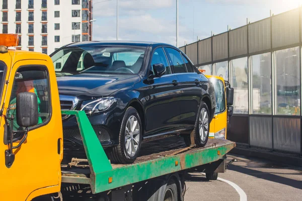 Coche Pasajeros Cargado Camión Recuperación Para Transporte — Foto de Stock