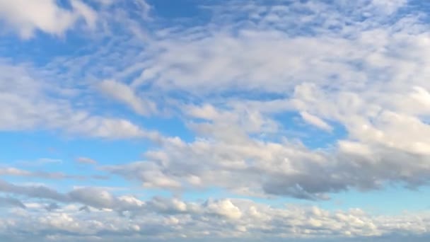 太陽に照らされた層積雲昼雲と夜雲 空の景色が時間経過を加速 — ストック動画