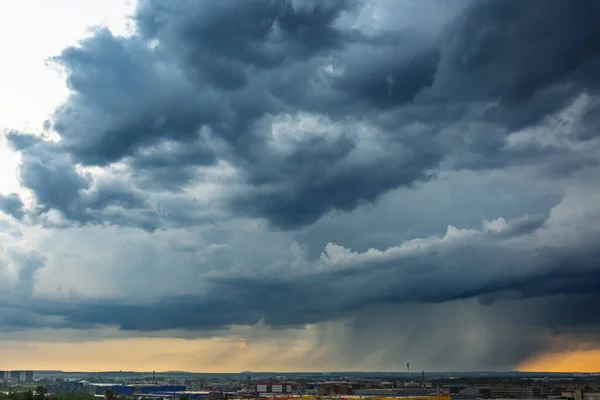 Trovoadas Tempestuosas Com Forte Chuva Sobre Cidade — Fotografia de Stock