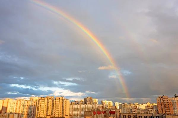 Arco Íris Colorido Brilhante Sobre Sol Brilhando Dia Chuvoso Céu — Fotografia de Stock