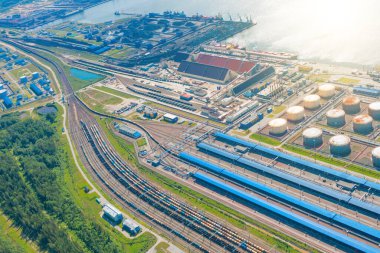 Deniz kıyısındaki fabrikada sıvı yakıt depolamak için petrol tankları olan büyük bir liman. Yüklü liman, kömür, cevher ve mineraller.