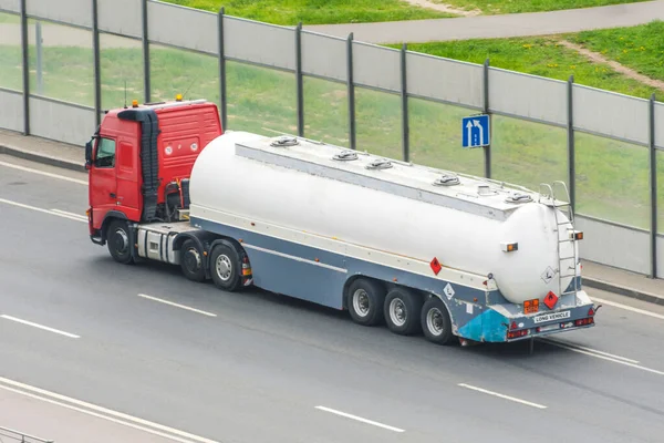 Zware Vrachtwagen Met Tank Voor Brandbare Vloeistoffen Weg Achteraanzicht — Stockfoto