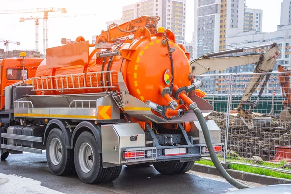 Pumpning Vatten Från Avloppskanaler Byggandet Vägar Staden Lastbil Med Orange — Stockfoto