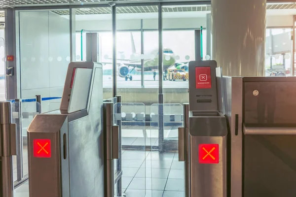 Cruz Roja Paso Cerrado Señal Área Terminal Entrada Vacía Aeropuerto — Foto de Stock