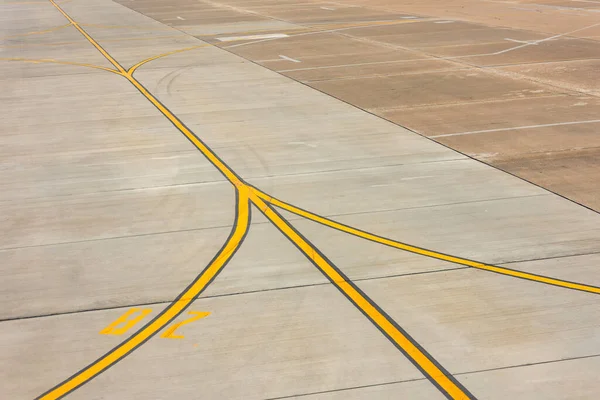 航空会社の方向ソリューションを示す線のマーキング — ストック写真