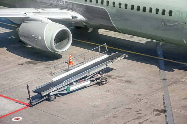 Lkw Für Gepäck Flugzeug Funktion Zum Entladen Von Passagiergepäck Der — Stockfoto