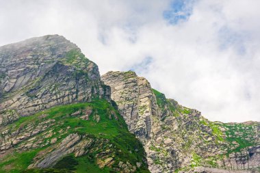 Dağ zirveleri çim yamaçları dağlık çayırlar yaz kümülüs bulutları manzara manzarası