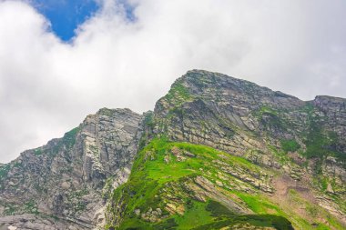 Dağ zirveleri çim yamaçları dağlık çayırlar yaz kümülüs bulutları manzara manzarası