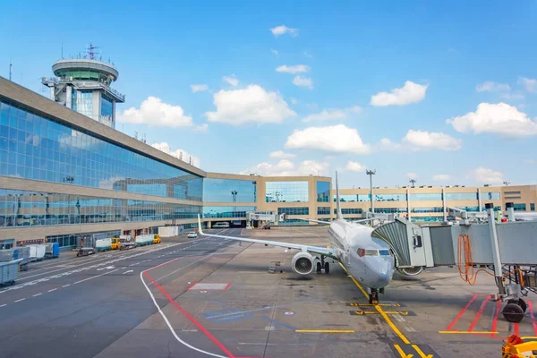 Torre Controle Aéreo Terminal Passageiros Construção Aeroporto Internacional Com Avião — Fotografia de Stock