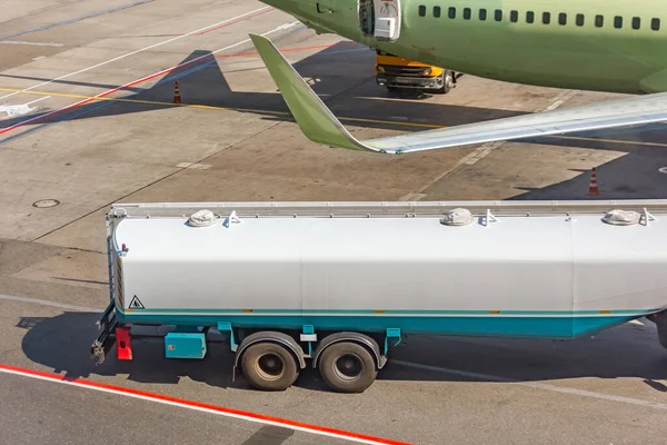 Camión Tanque Combustible Repostando Avión Aeropuerto — Foto de Stock