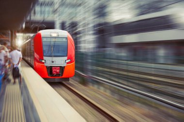 Şehir istasyonunda hareket bulanıklığı olan yüksek hızlı banliyö treni
