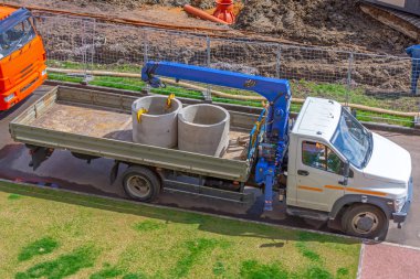 Kamyon monte edilmiş mobil vinç, beton kanalizasyon halkaları
