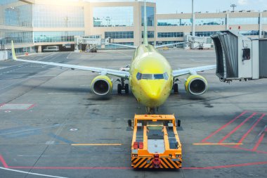 Uçağın kalkıştan önce kalkış köprüsünden önlüğe çekilmesi.