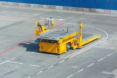 Havaalanı platformunda ağır yükleri kaldırmak ve yüklemek için özel ekipmanlar var.