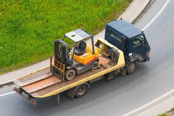 Caminhão Está Transportando Empilhadeira Carregador Estrada — Fotografia de Stock