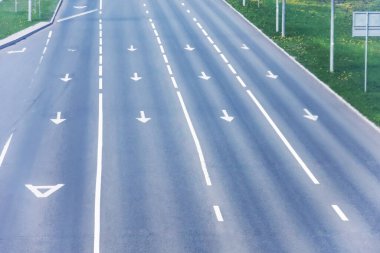 Trafiği yönlendiren dört asfalt şerit, özel otobüs şeridi.