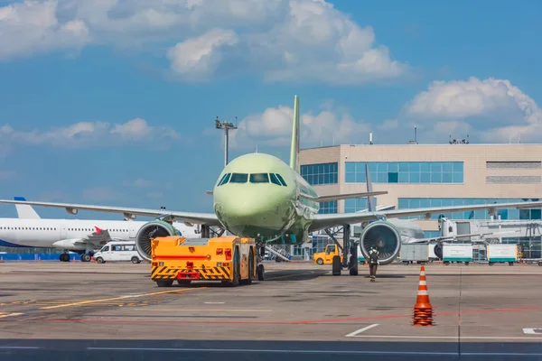 Remolcar Avión Desde Puente Embarque Hasta Delantal Antes Salida — Foto de Stock