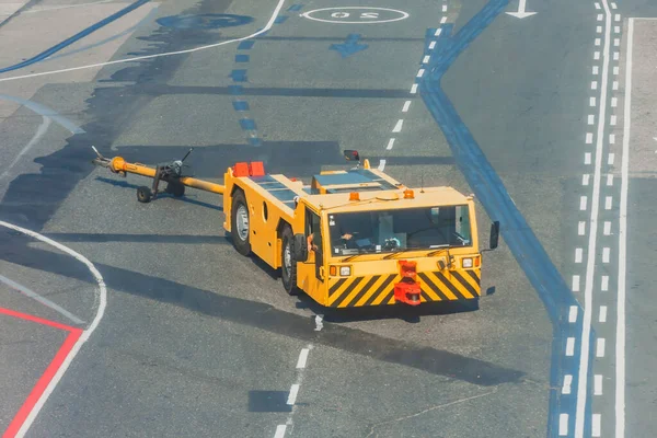 Trekkende Vrachtwagen Aanhangwagen Voor Puch Terug Vliegtuig Het Vliegveld — Stockfoto