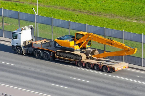 Excavator Hyundai Robex 220 Truck Trailer Loaded Cargo Platformon City — Stock Photo, Image